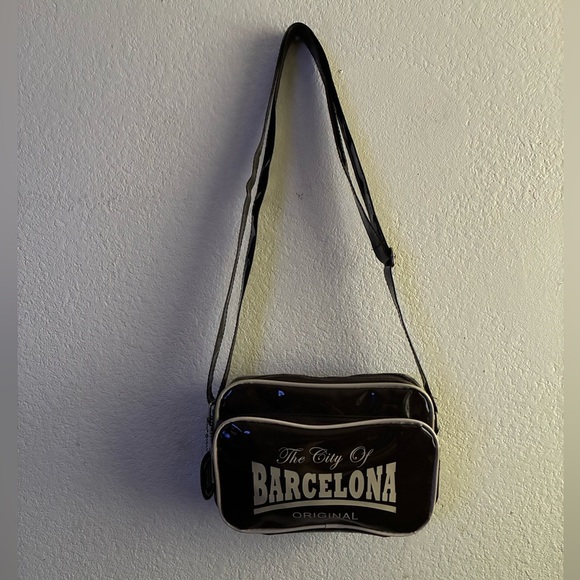 Robin Ruth Barcelona Brown Messenger Bag with Adjustable Strap and Urban Style - Picture 2 of 12